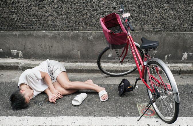 东京街头实拍人们醉酒百态 每一张都是故事