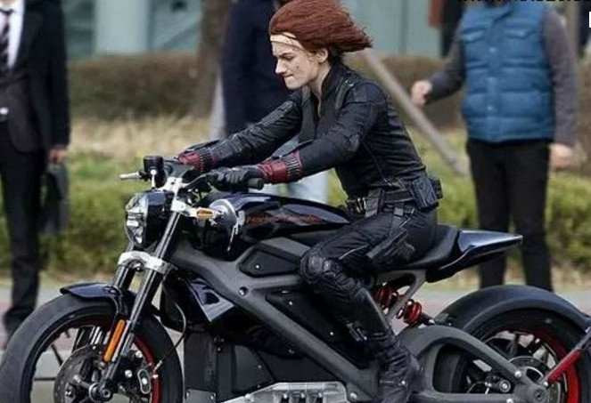 复联3里面的豪车黑寡妇热爱哈雷美国队长却钟情于它