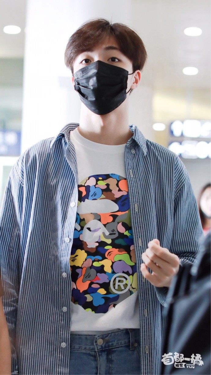 陈立农蓝色条纹衬衫搭配破洞牛仔裤现身机场,戴口罩也挡不住帅气