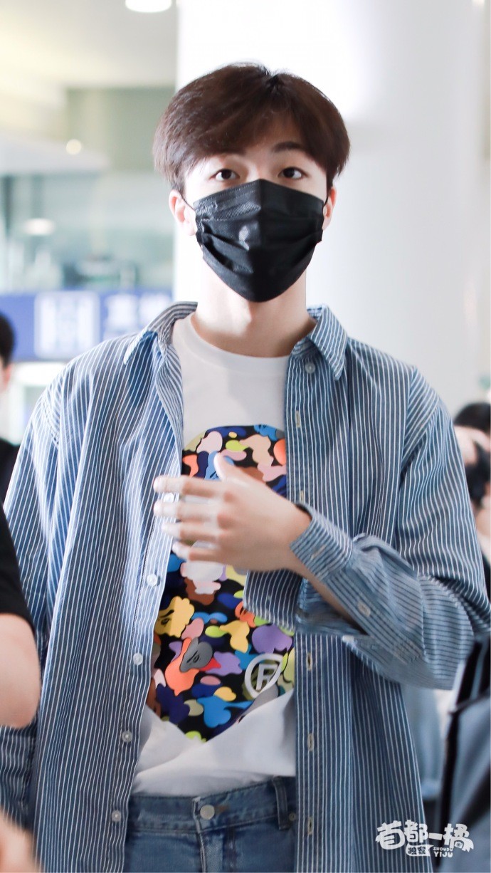 陈立农蓝色条纹衬衫搭配破洞牛仔裤现身机场,戴口罩也挡不住帅气