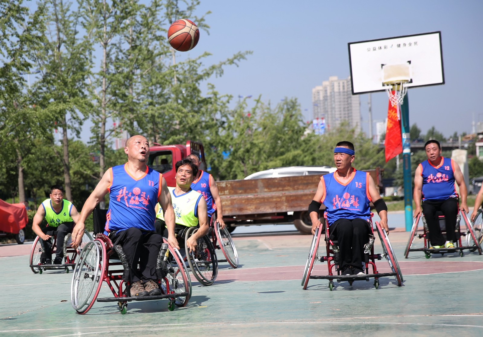 轮椅篮球赛进社区 引导残疾人走出家门融入社会|轮椅|篮球赛|残疾人_新浪新闻