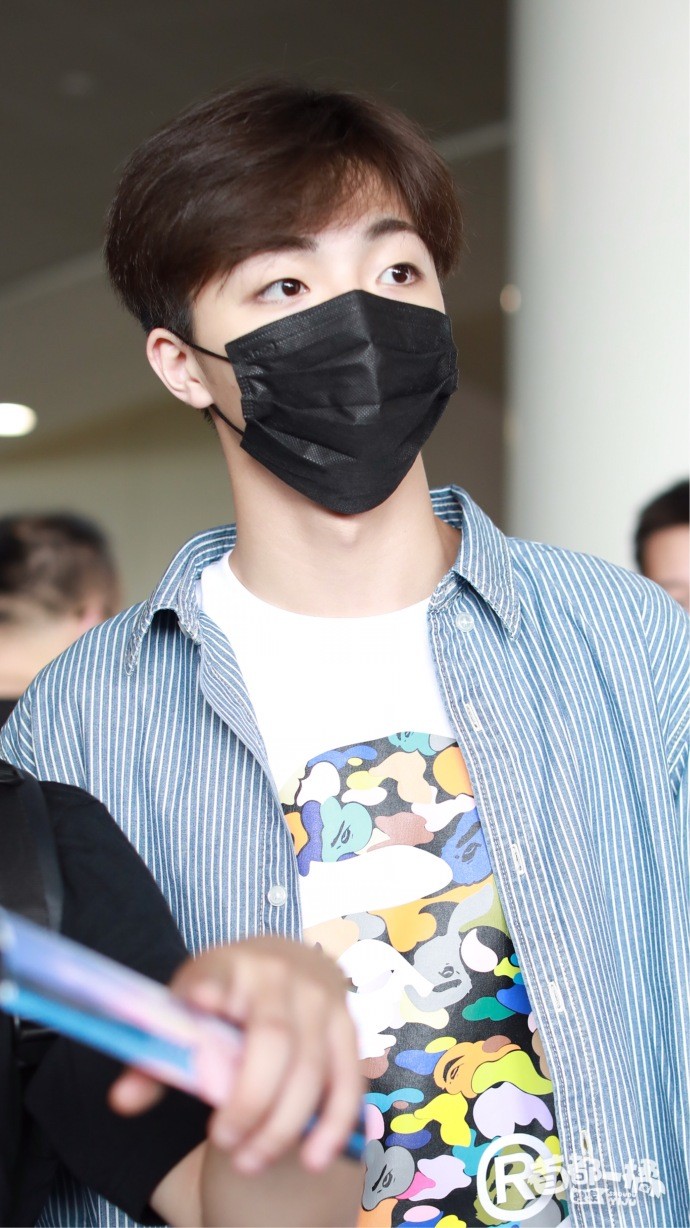 陈立农蓝色条纹衬衫搭配破洞牛仔裤现身机场,戴口罩也挡不住帅气