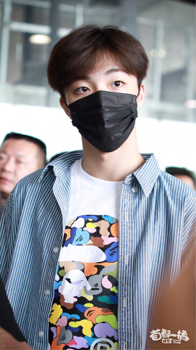 陈立农蓝色条纹衬衫搭配破洞牛仔裤现身机场,戴口罩也挡不住帅气