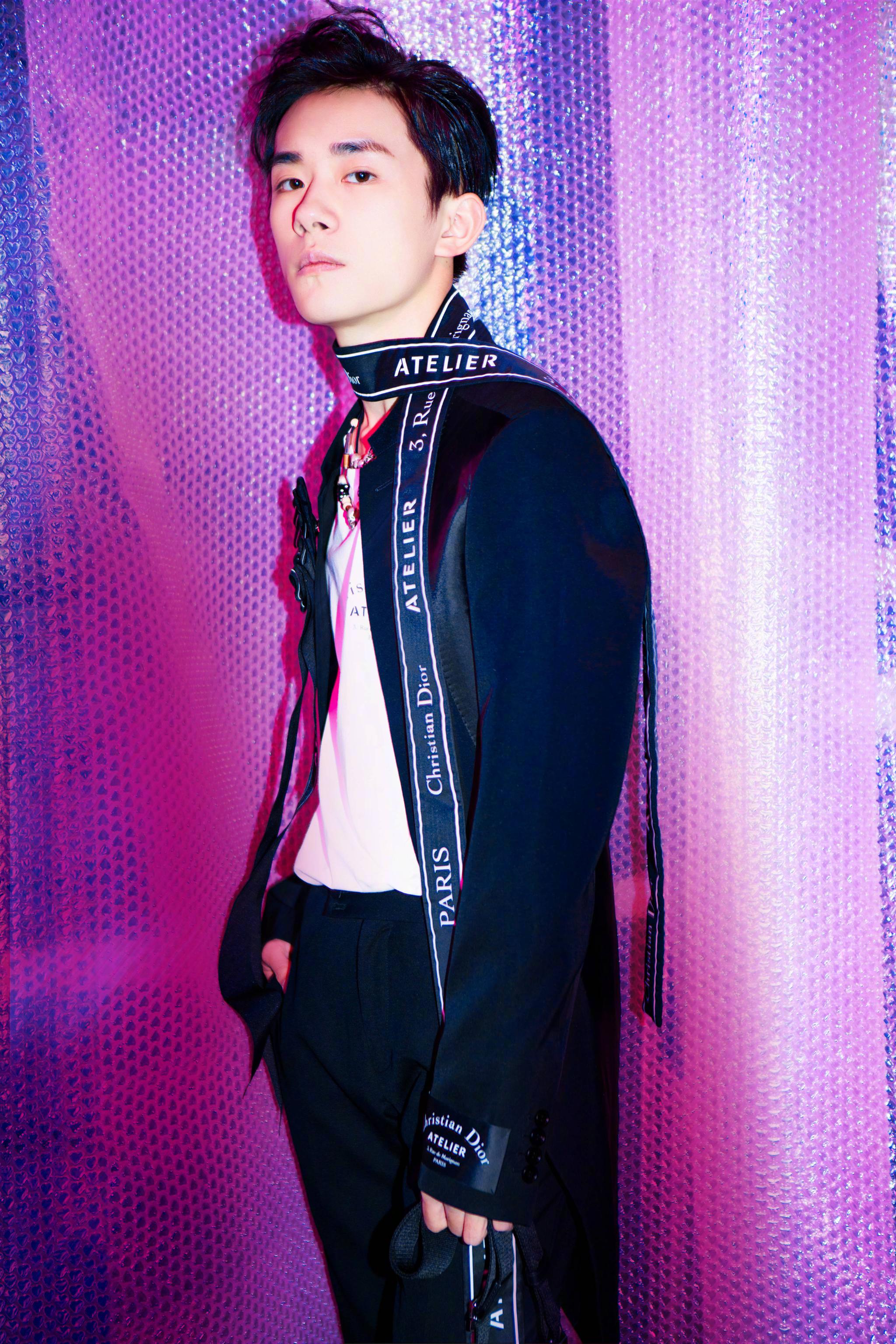 易烊千玺身穿dior玩街拍17岁少年的复古大片尽显桀骜不驯男人味