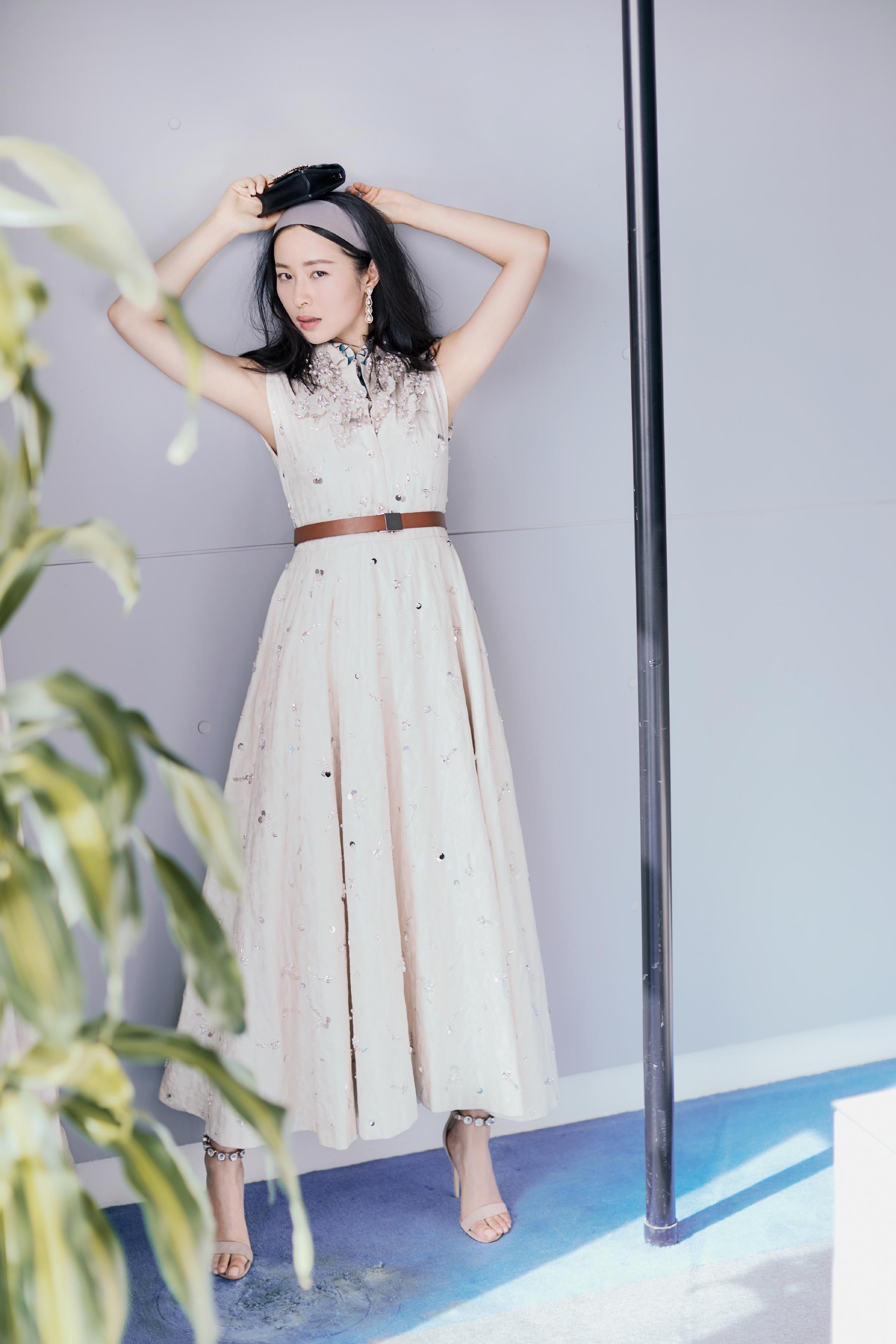 一袭嫩粉色宝塔蓬裙,一身白色点珠及踝长裙,春末浪漫,夏初清新