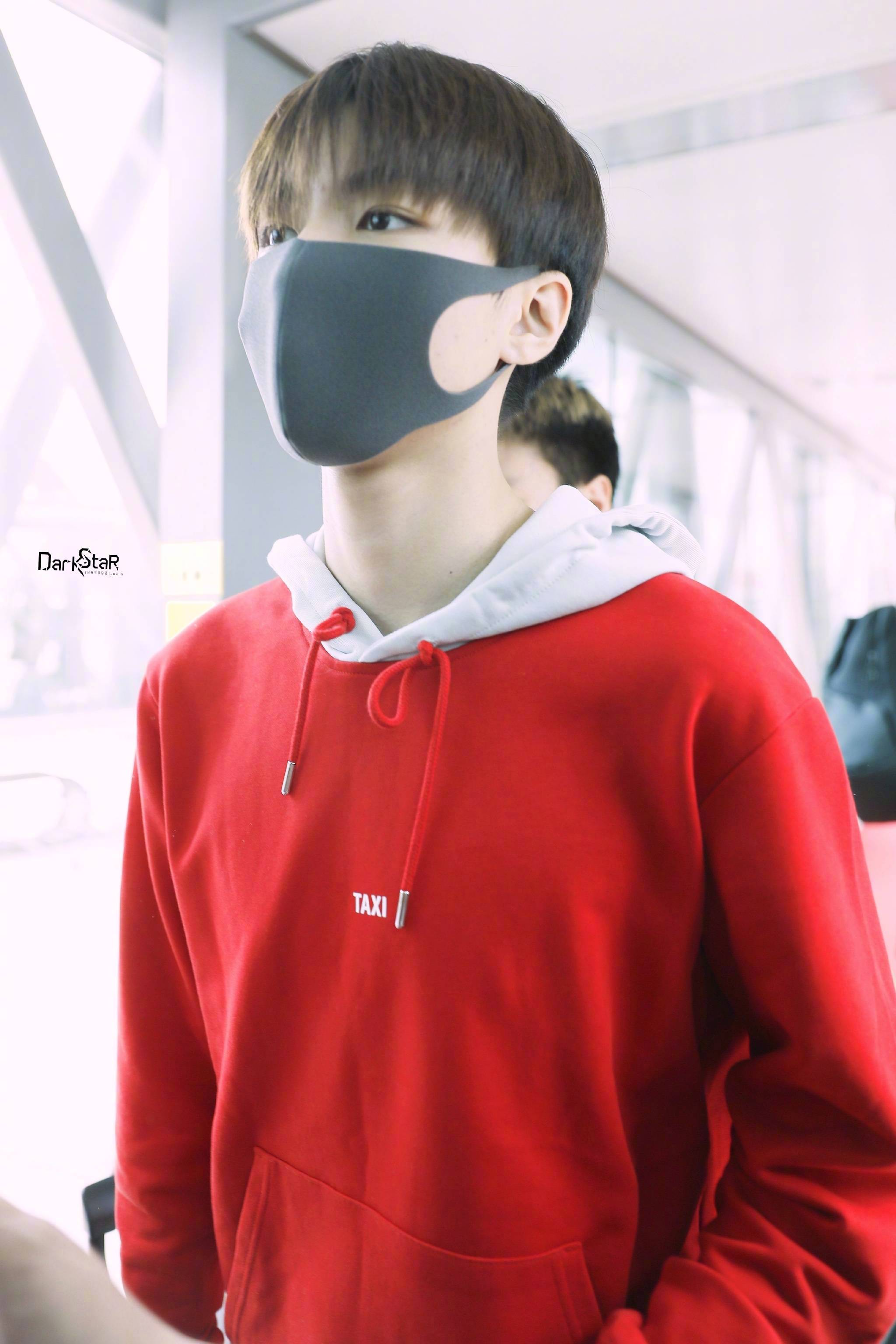 红色卫衣运动风的俊俊