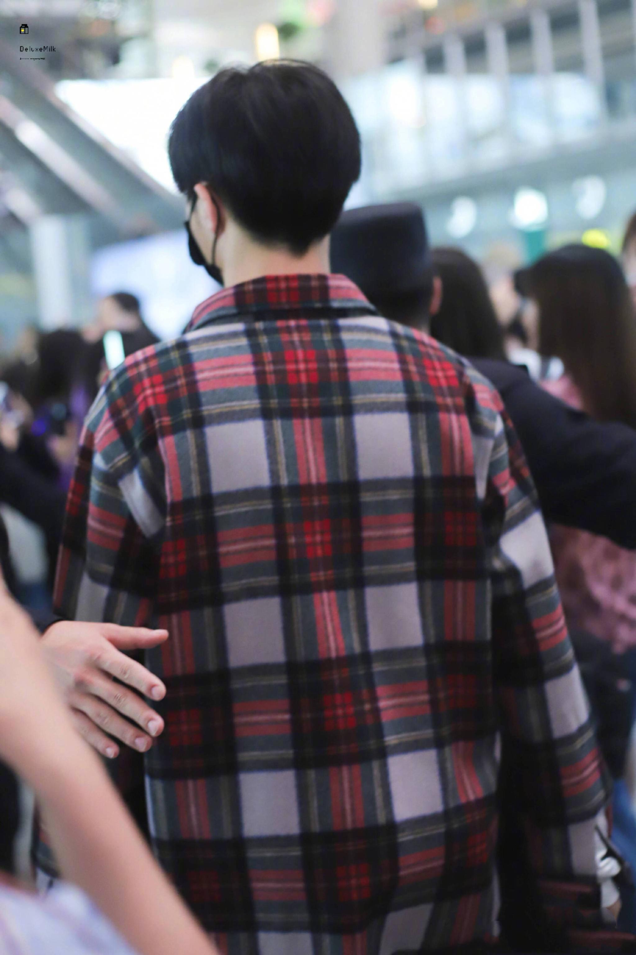 陈立农 背影 很坚定的背影,宽宽的肩膀,让人很有安全感@陈立农