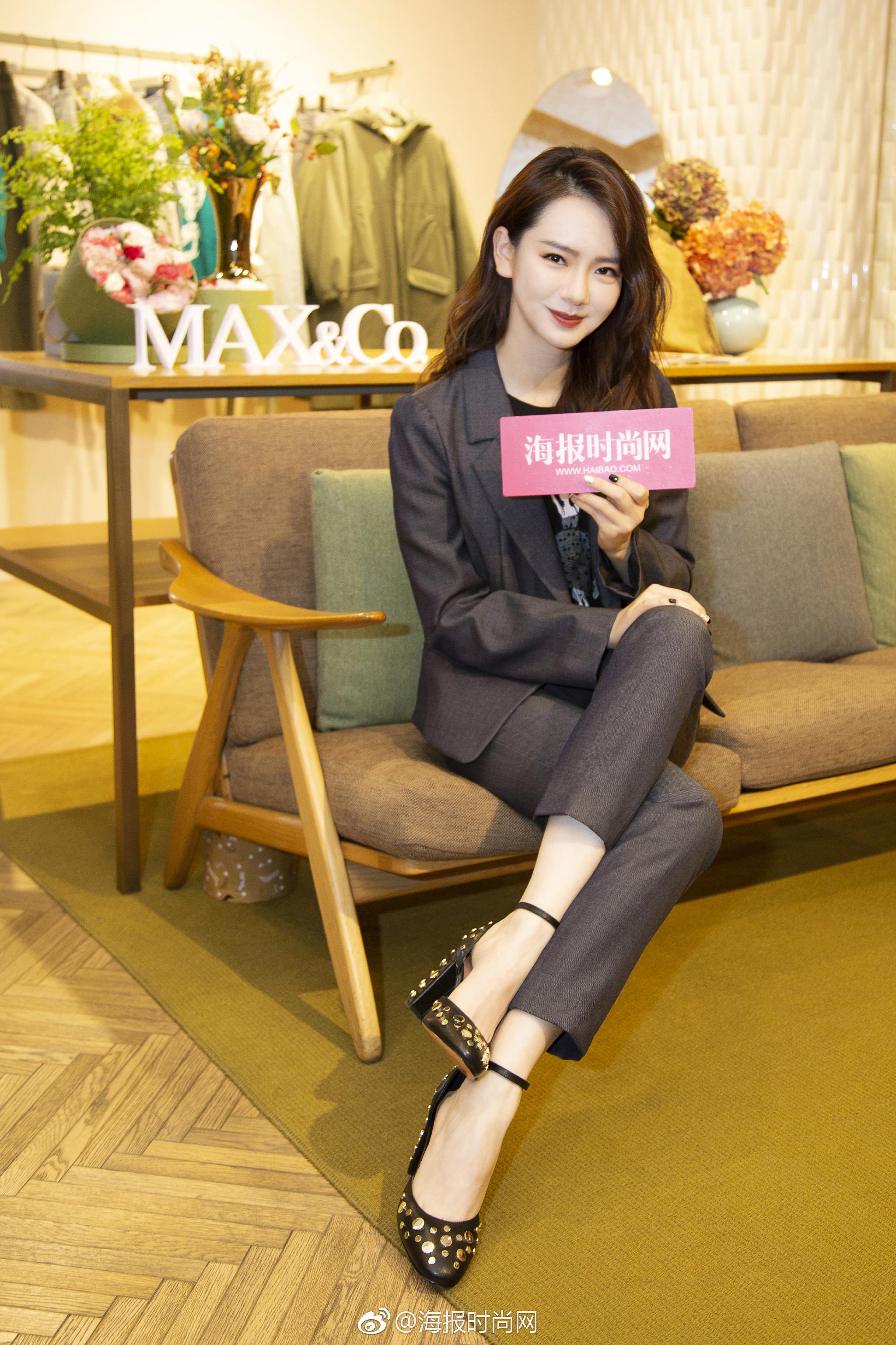 戚薇 现身天津海信广场max&co店铺,出席秋冬新品发布活动