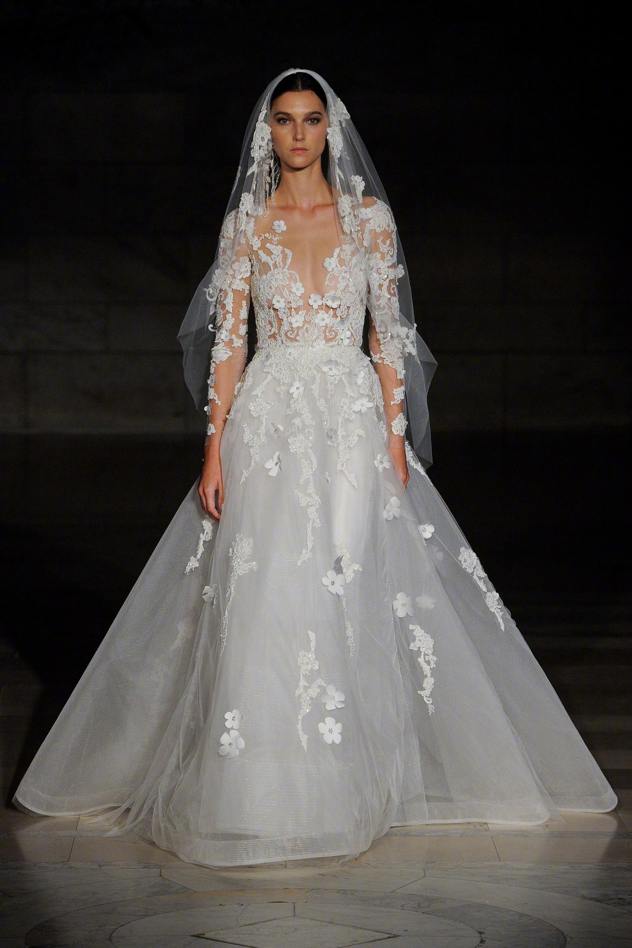 reem acra 2019秋冬系列婚纱发布——面纱上用丝线绣满了花卉图案