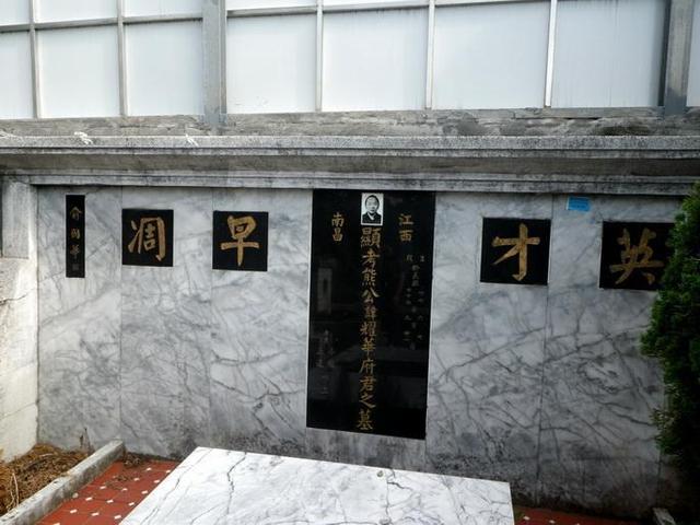 唯一能与金庸齐名武侠小说宗师,嗜酒如命英年早逝,陪葬品很意外