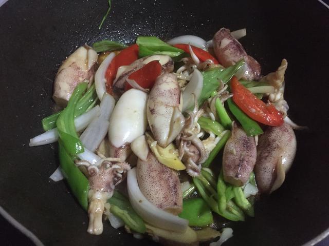 酱爆鱿鱼仔,味道鲜美,口感丰富