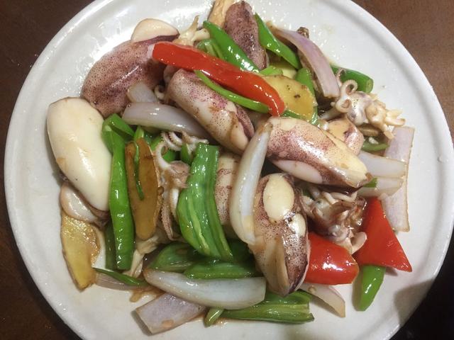 酱爆鱿鱼仔味道鲜美口感丰富