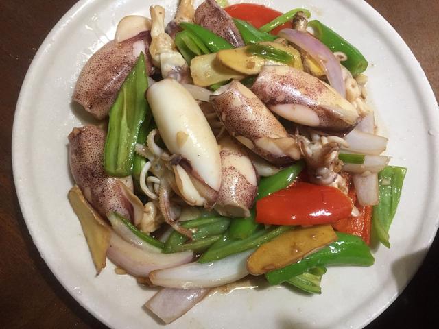 酱爆鱿鱼仔,味道鲜美,口感丰富