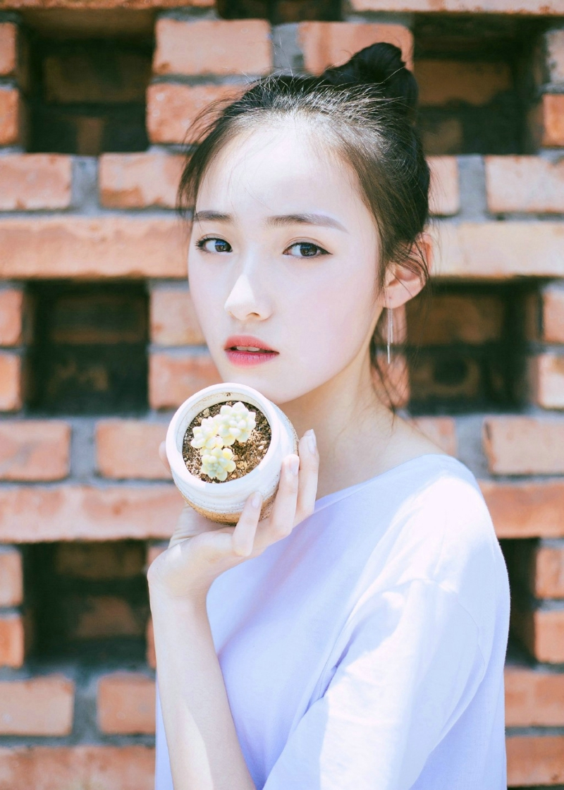 笑话段子:有谁知道第一个登上月球的人是谁!