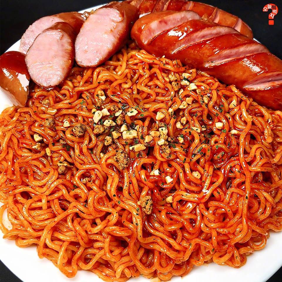 吃调味炸鸡必备"调味炸鸡面"啊~甜辣味的酱汁让人超上瘾