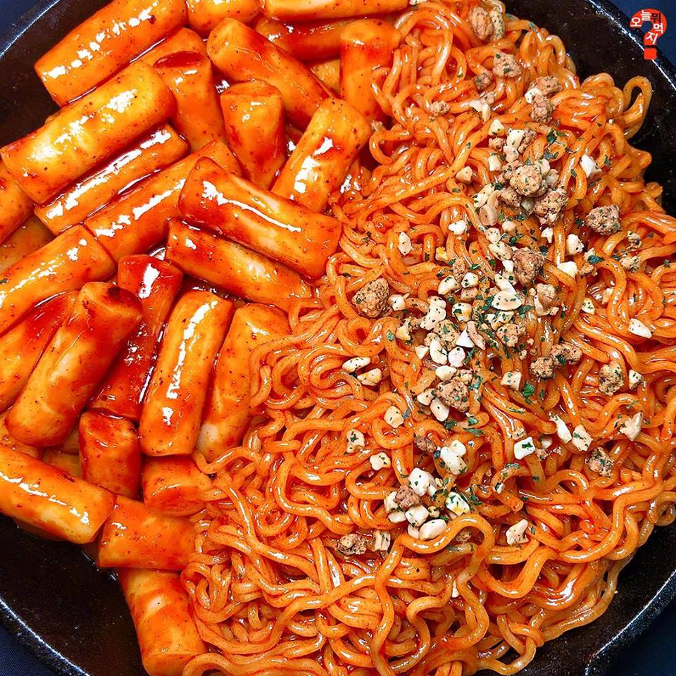 吃调味炸鸡必备"调味炸鸡面"啊~甜辣味的酱汁让人超上瘾