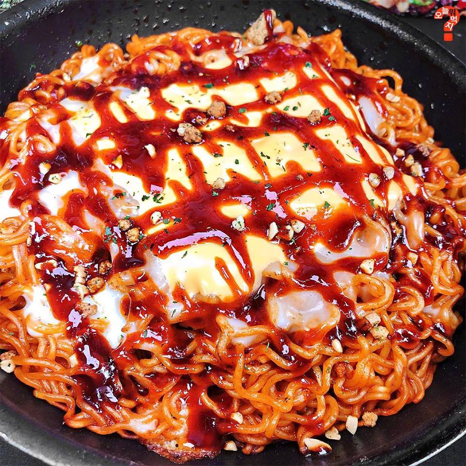 吃调味炸鸡必备"调味炸鸡面"啊~甜辣味的酱汁让人超上瘾