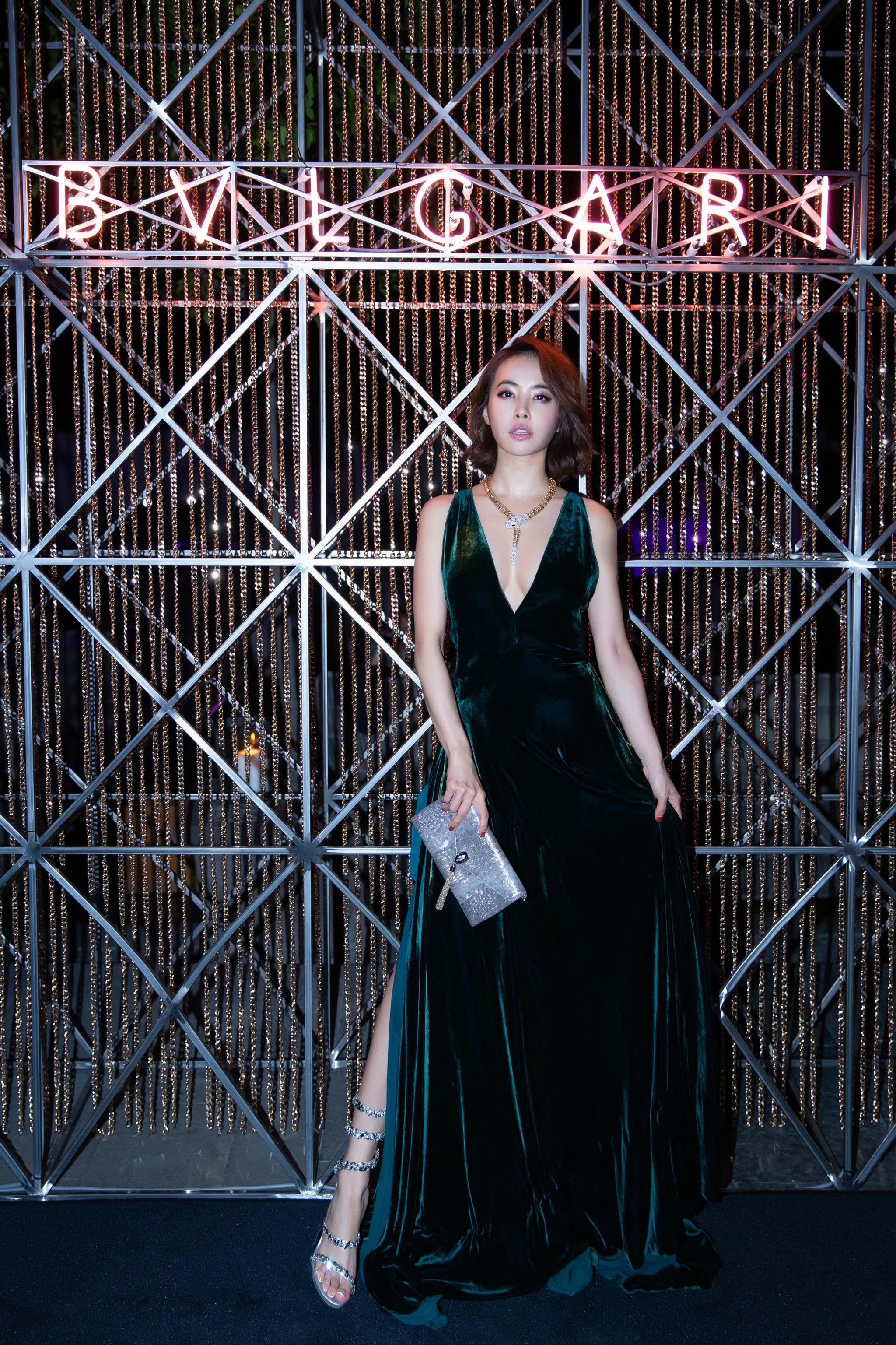 蔡依林裙子开叉到腰秀出1米8大长腿网友156cm假的吧