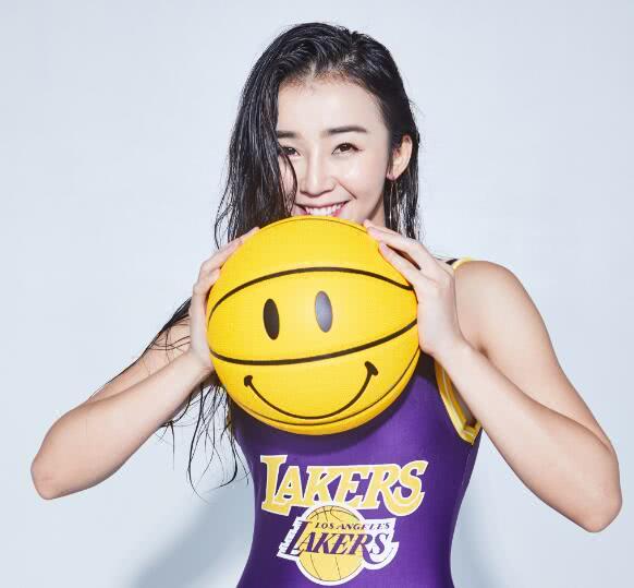 张曼源身着湖人球衣为詹皇打call湖人有几名女星球迷