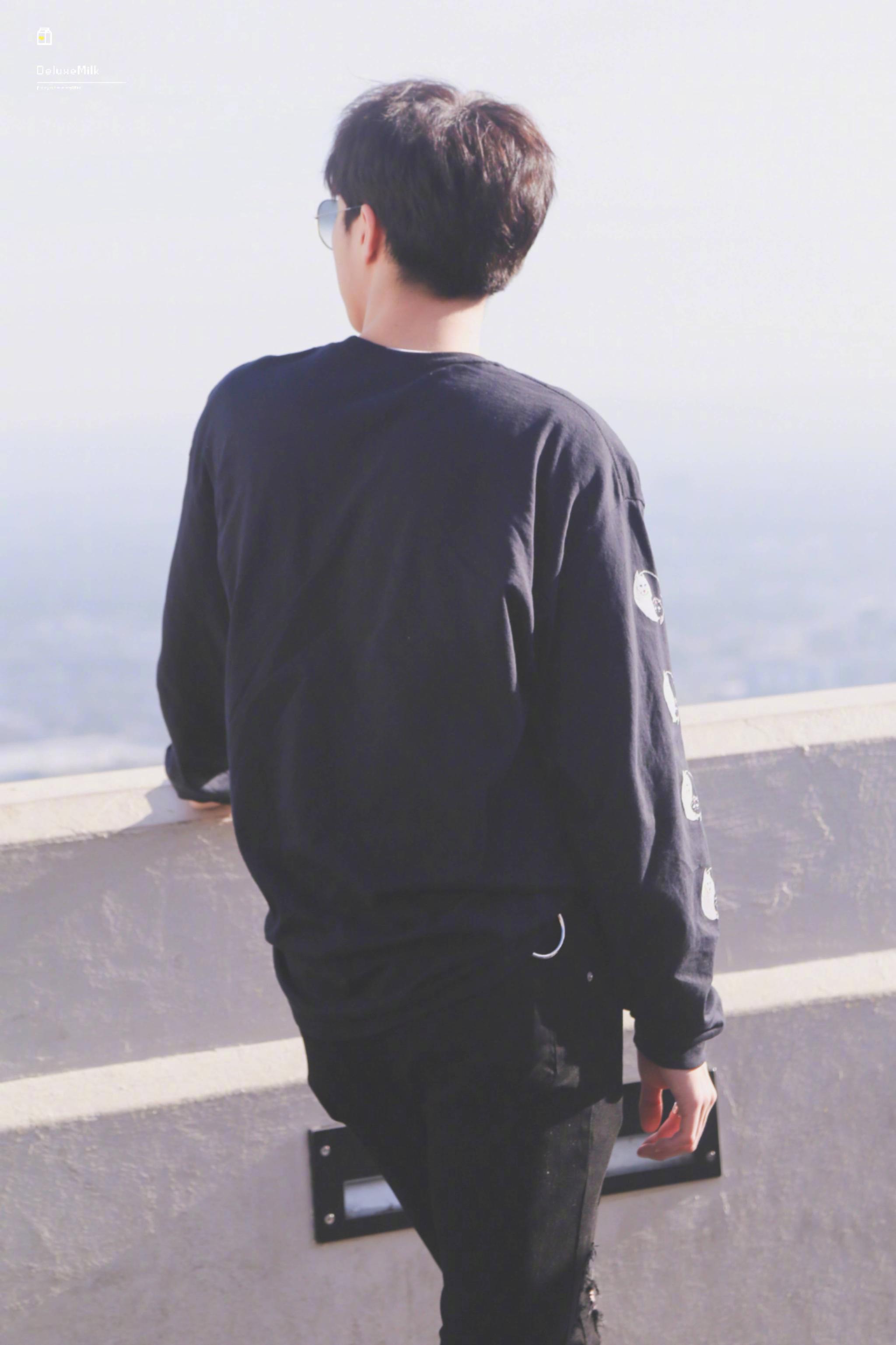 陈立农 背影 很坚定的背影,宽宽的肩膀,让人很有安全感@陈立农