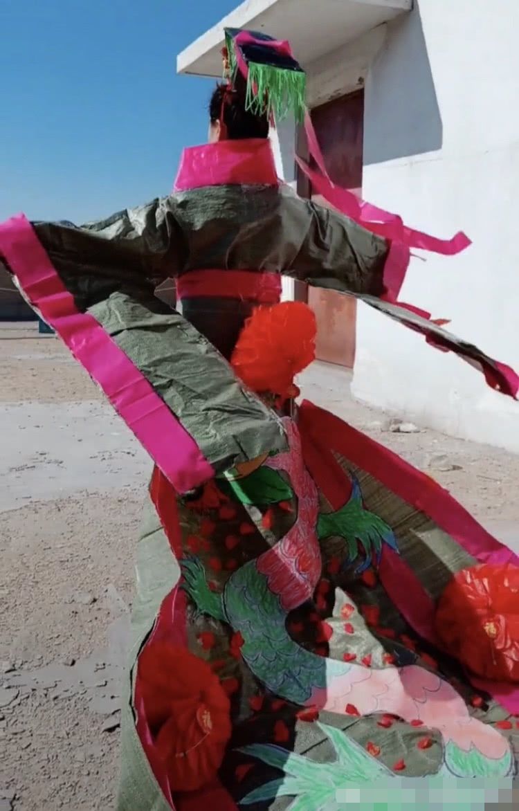 大姐用麻袋做龙袍,很low却有模有样 网友:为了火不择手段