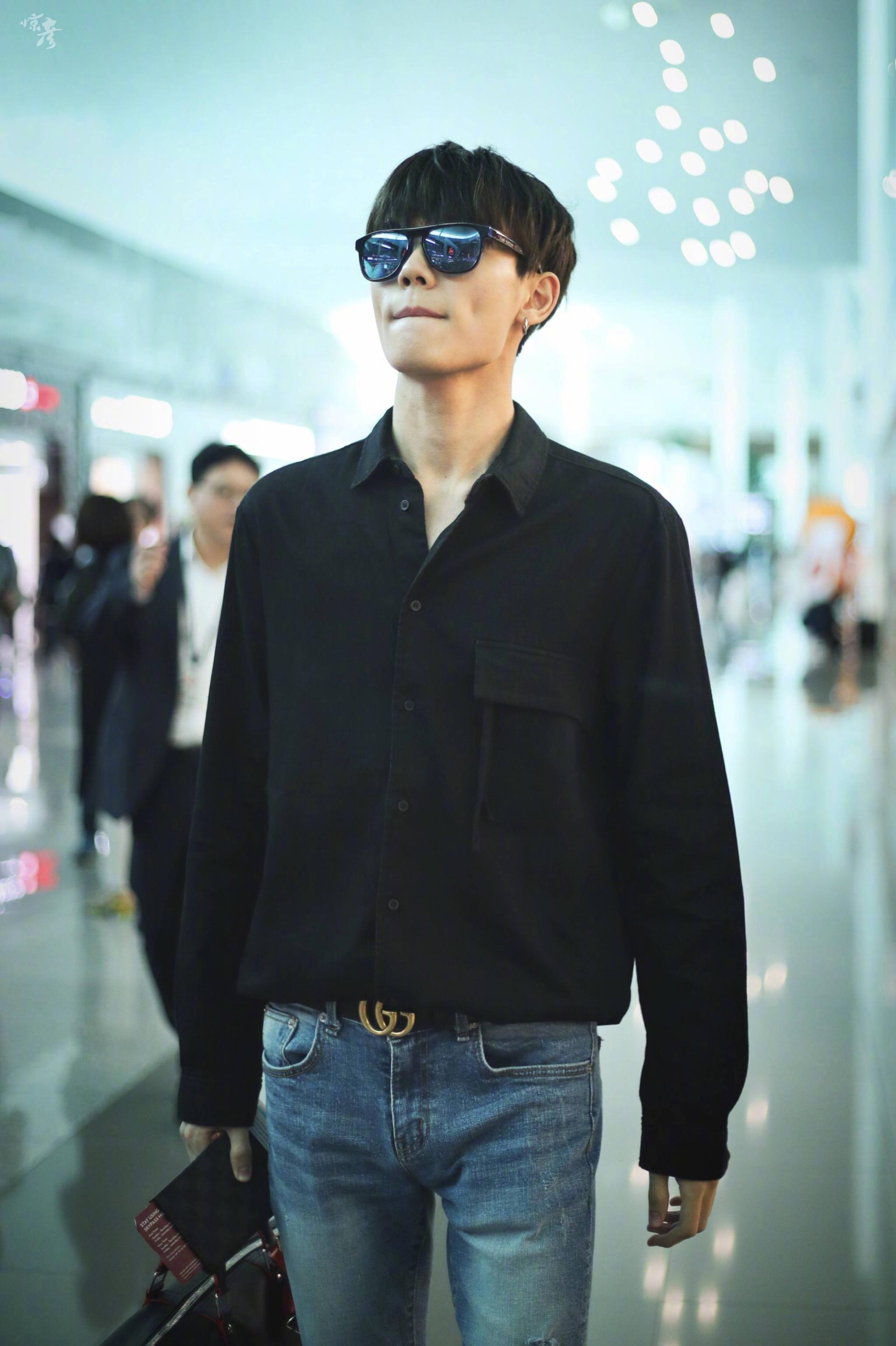 一身黑色衬衫 牛仔裤 马丁靴,酷帅有型的制霸