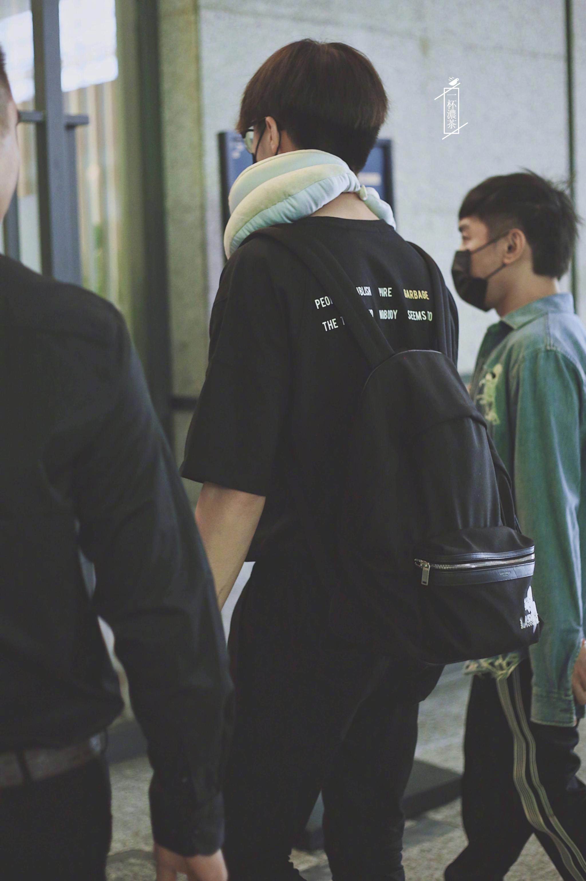 陈立农 背影 很坚定的背影,宽宽的肩膀,让人很有安全感@陈立农