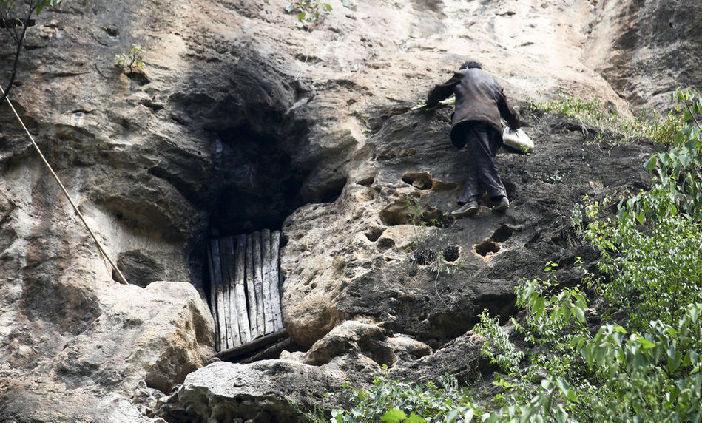 五旬光棍老汉穴居山洞, 二十年夜不闭户, 嗜酒如命最可怕