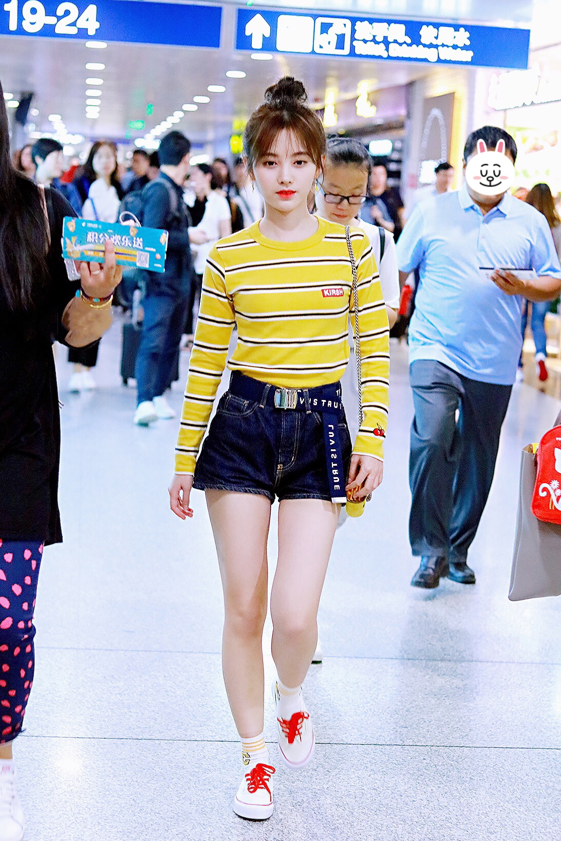 鞠婧祎实力演绎少女感条纹衫搭配牛仔短裤18岁不多不少