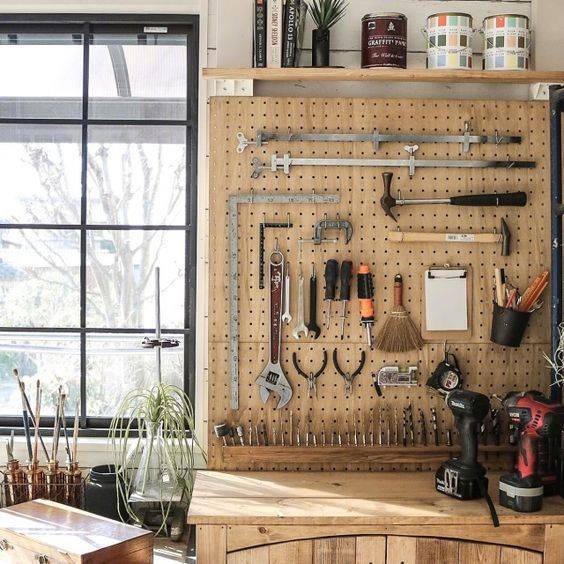 匠人们挂满工具的墙