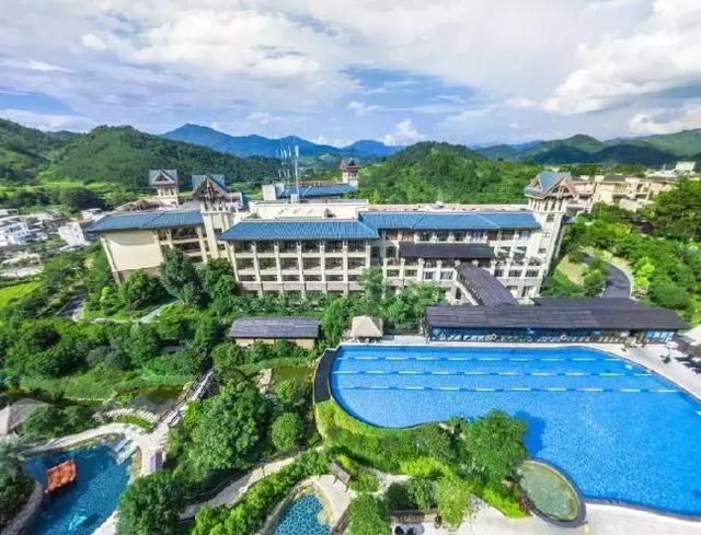 酒店依山而建超大阳台直面梯田壮丽景观给您惬意的假期时光