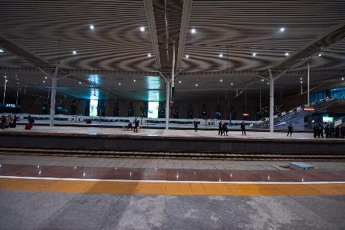 夜晚路过济南西站, 霓虹闪烁, 感觉有点大城市的味道