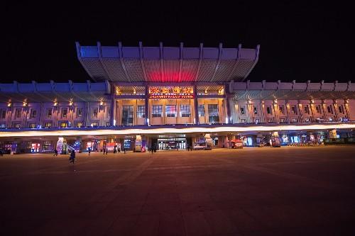 夜晚路过济南西站, 霓虹闪烁, 感觉有点大城市的味道
