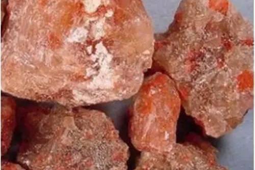 即主要成分是三氧化二砷的天然矿物,加工以后就是著名的砒霜