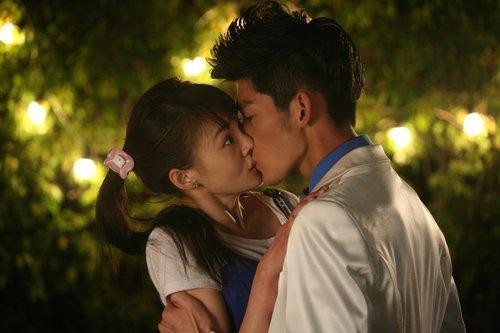 从2012年8月郑爽与男演员张翰"因戏生情"而起的恋爱传闻,到2013年8月