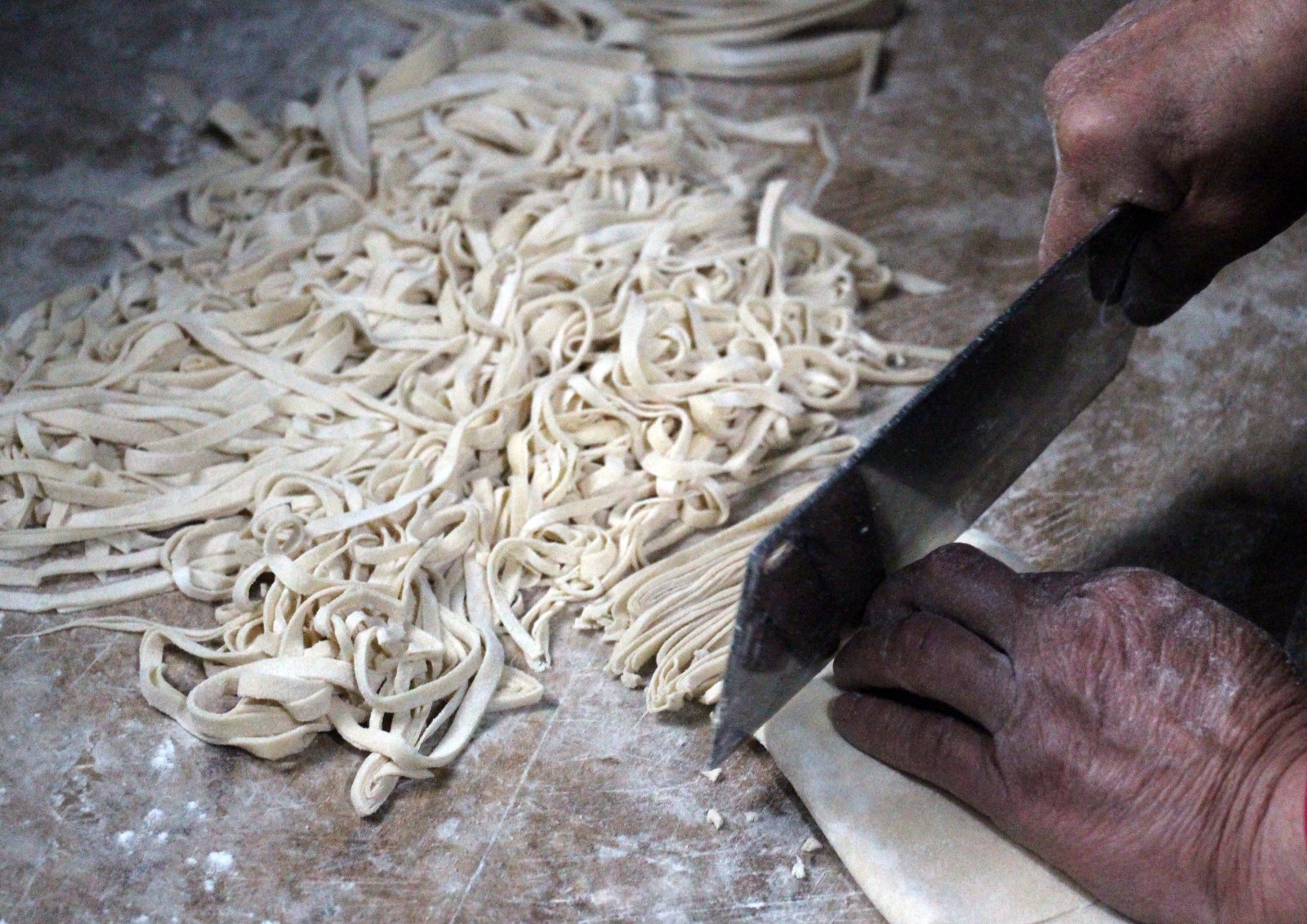 六旬母亲做手擀面一句话让儿子泪流满