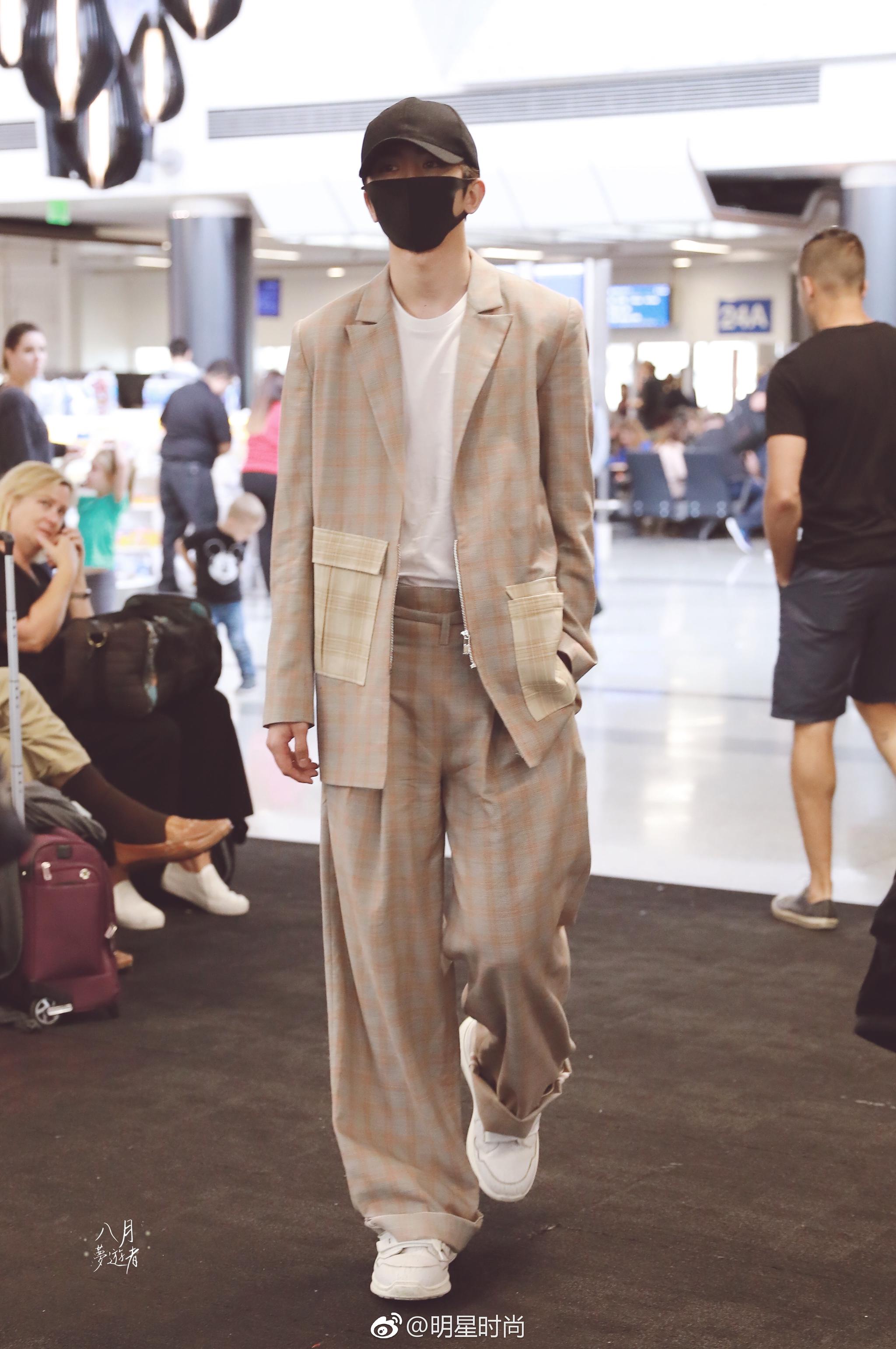 10月3日,蔡徐坤现身洛杉矶机场,一身格纹西服清新帅气又有型