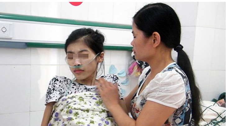 17岁女孩肚子大如怀孕!2年查不出病因,妈妈一句话,医生叹气