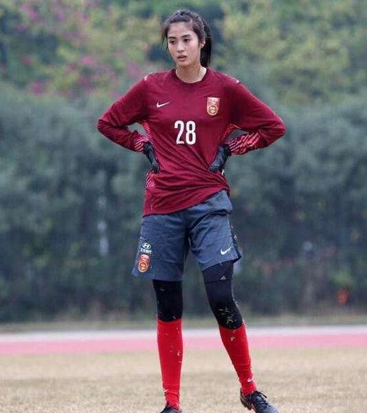 女足美女门将自缝球衣:建议送足球博物馆供男足学习