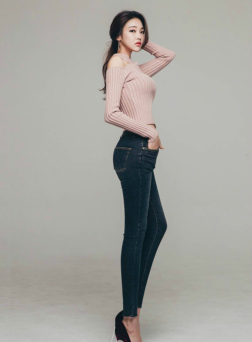 腿长腰细的女子,很适合这样的牛仔裤