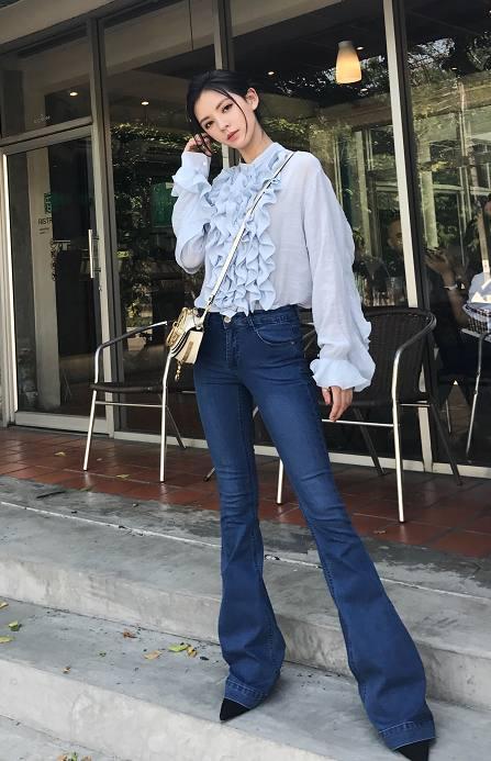女明星穿紧身牛仔裤,热巴好霸气,赵丽颖好心疼,刘亦菲好尴尬!