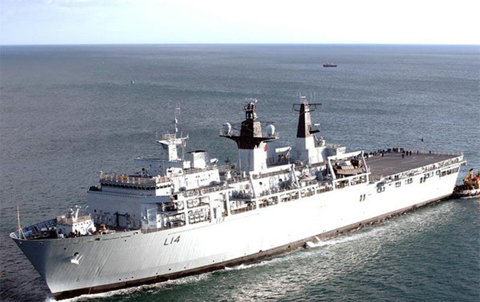 用现代人的眼光看,这艘军舰等于是一支武装的民船,在