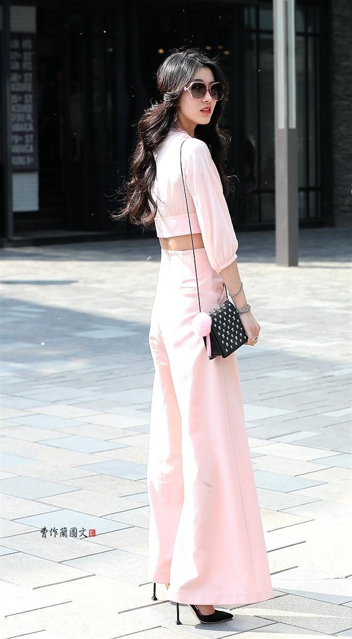 街拍:穿超细超高高跟鞋的美女(同步自@新. 来自曹作兰艺术行走 - 微博