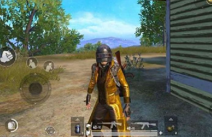 《刺激战场》玩家第一次捡到特殊的衣服,队友却大骂:不要穿!