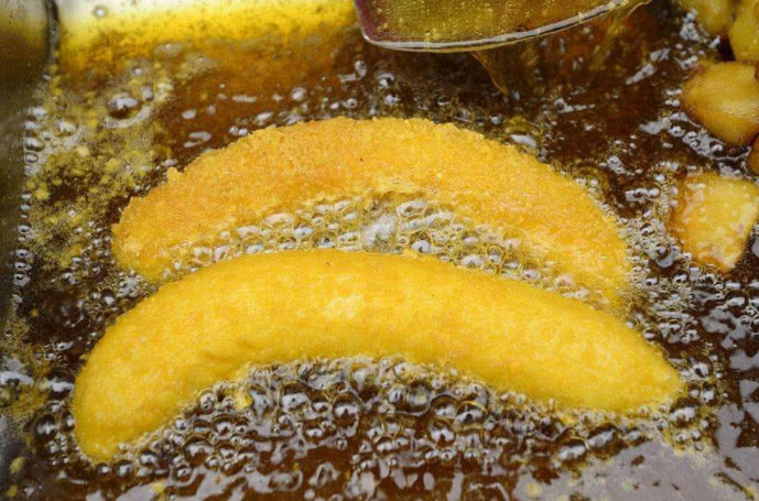 谁说油炸食物不健康?把几个水果放油里炸,网友:场面一度很尴尬