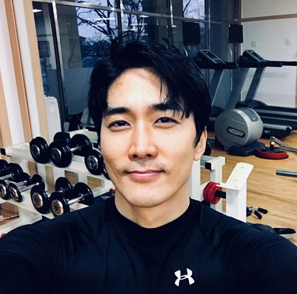 刘亦菲前男友分手后首晒近脸照韩国欧巴微笑脸入镜依旧帅气