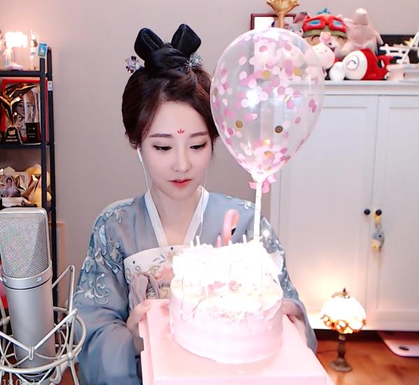 中秋节最美嫦娥:冯提莫直播换装COS嫦娥仙子