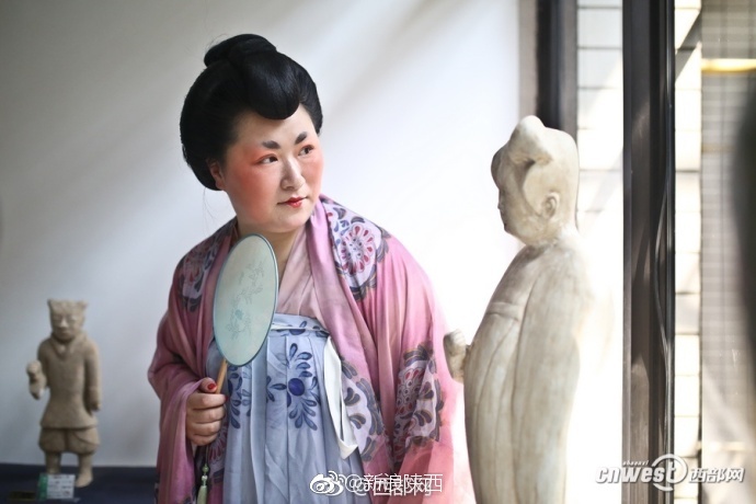 网红"唐妞"在陕历博梦回大唐 胖姑娘穿上汉服一样美美哒
