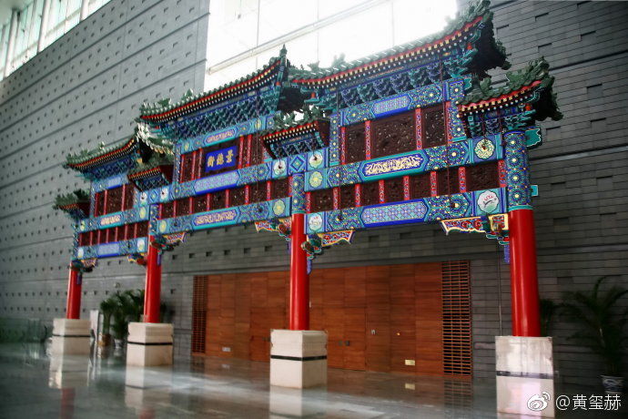 "景德街"牌楼是历代帝王庙前跨阜城门内大街的一对木牌楼