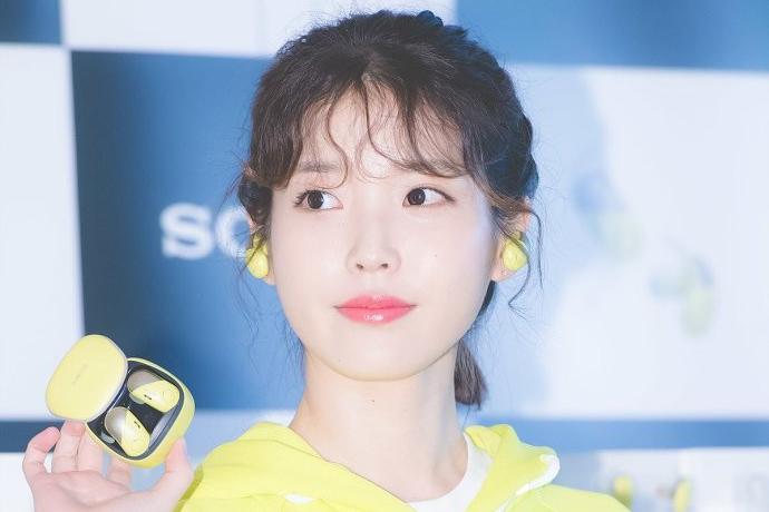 iu穿黄色运动装亮相活动烈焰红唇肤白貌美,小卷毛真是太可爱了